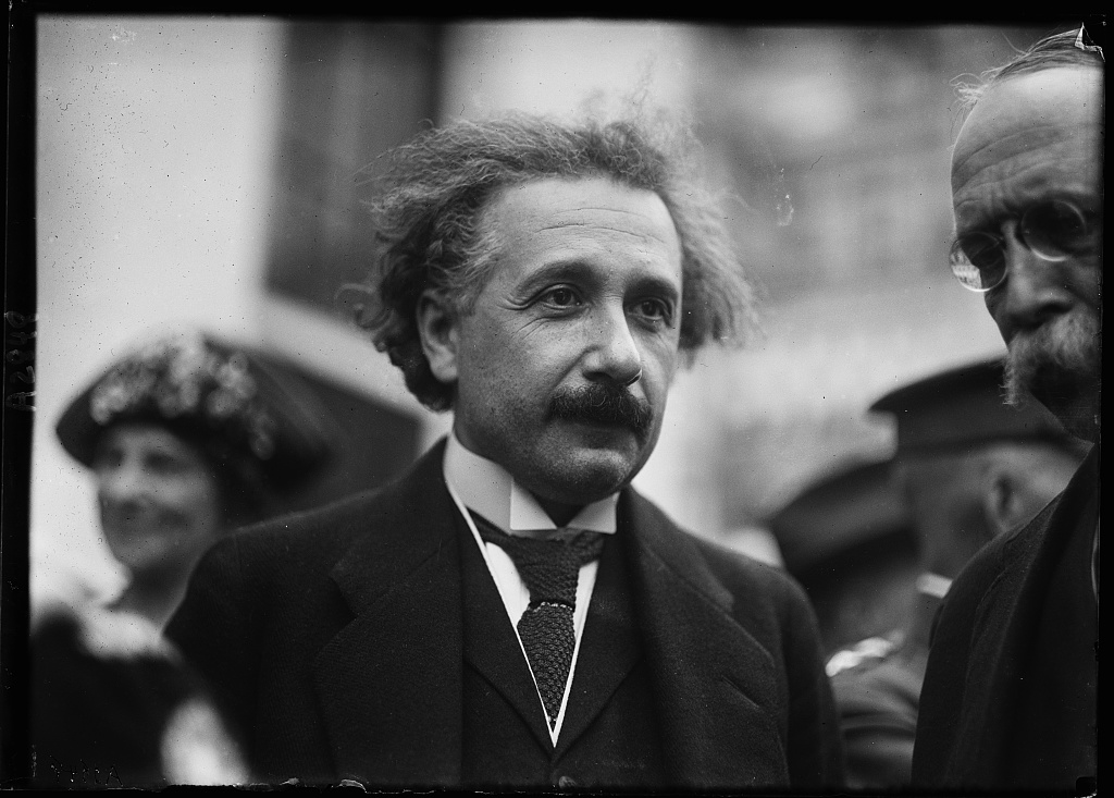 Einstein standing among people in Washington, D.C.